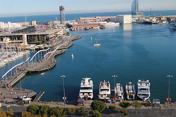 Vista aérea del Port Vell con las golondrinas amarradas