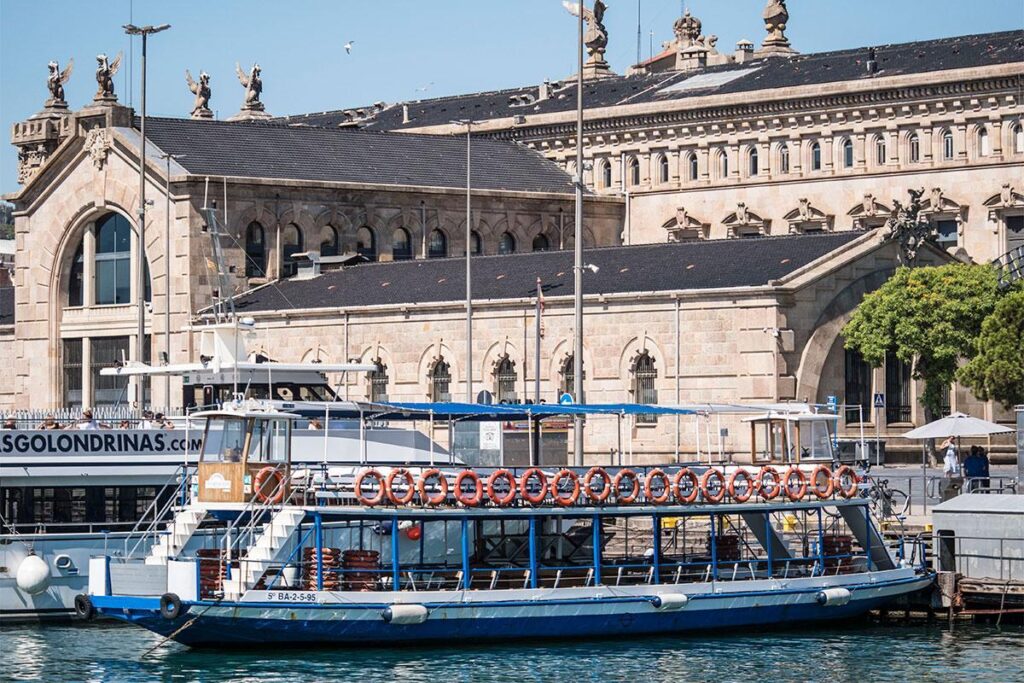 Golondrina amarrada en el Port Vell de Barcelona