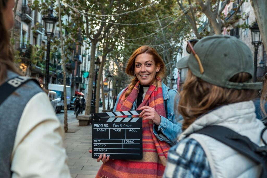 Guía con una claqueta de rodaje en una calle de Barcelona